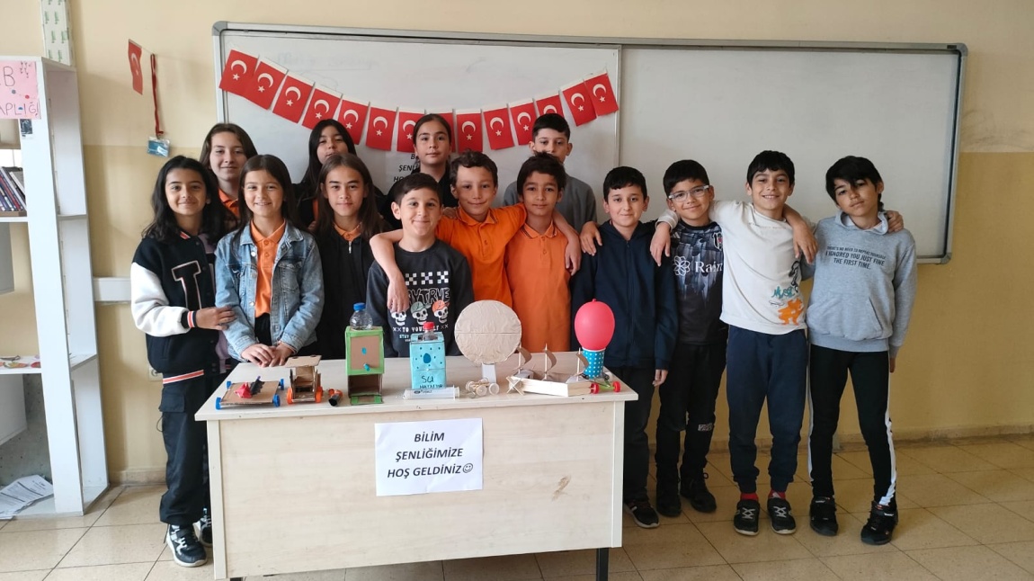 Minik Mucitler İşbaşında Okulumuz 5.sinif öğrencileri Türkçe dersi Bilim ve Teknoloji temasına eğlenceli bir giriş yaptı.